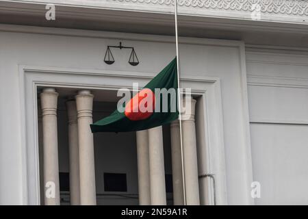 Dhaka, Bangladesh. 09th Feb, 2023. La bandiera nazionale del Bangladesh vola a mezza altezza presso la Corte Suprema di Dhaka. Questo fa parte di un giorno di lutto di Stato per aver segnato le morti nel terremoto in Turchia e Siria. Il Bangladesh ha anche inviato una squadra di salvataggio in Turchia. (Foto di Sazzad Hossain/SOPA Images/Sipa USA) Credit: Sipa USA/Alamy Live News Foto Stock