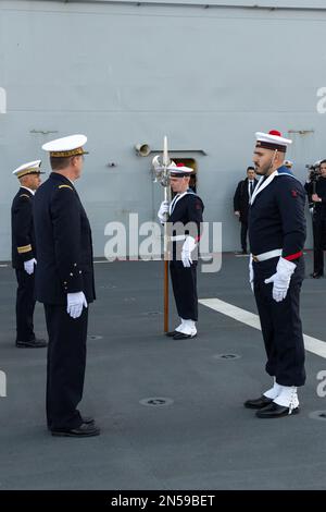 La cerimonia di halberd si svolge sulla carrier anfibia dell'elicottero (PHA) Dixmude. Il portaerei anfibio (PHA) Dixmude e la fregata la Fayette, della Marina francese, hanno lasciato Tolone mercoledì 8 febbraio 2023 per la missione Giovanna d’Arco 14th. Dopo una cerimonia presieduta dal generale Thierry Burkhard, Capo di Stato maggiore delle forze Armate francesi, le due navi salpano sotto il sole ma con un forte e freddo vento orientale. Foto di Laurent Coust/ABACAPRESS.COM Foto Stock