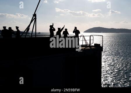 I soldati aspettano la partenza del portaerei anfibio (PHA) Dixmude. Il portaerei anfibio (PHA) Dixmude e la fregata la Fayette, della Marina francese, hanno lasciato Tolone mercoledì 8 febbraio 2023 per la missione Giovanna d’Arco 14th. Dopo una cerimonia presieduta dal generale Thierry Burkhard, Capo di Stato maggiore delle forze Armate francesi, le due navi salpano sotto il sole ma con un forte e freddo vento orientale. Foto di Laurent Coust/ABACAPRESS.COM Foto Stock