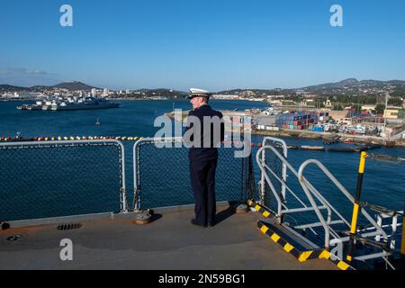 I soldati aspettano la partenza del portaerei anfibio (PHA) Dixmude. Il portaerei anfibio (PHA) Dixmude e la fregata la Fayette, della Marina francese, hanno lasciato Tolone mercoledì 8 febbraio 2023 per la missione Giovanna d’Arco 14th. Dopo una cerimonia presieduta dal generale Thierry Burkhard, Capo di Stato maggiore delle forze Armate francesi, le due navi salpano sotto il sole ma con un forte e freddo vento orientale. Foto di Laurent Coust/ABACAPRESS.COM Foto Stock