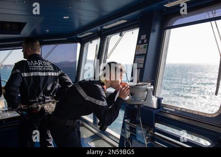 Il posto di comando del portaerei anfibio (PHA) Dixmude. Il portaerei anfibio (PHA) Dixmude e la fregata la Fayette, della Marina francese, hanno lasciato Tolone mercoledì 8 febbraio 2023 per la missione Giovanna d’Arco 14th. Dopo una cerimonia presieduta dal generale Thierry Burkhard, Capo di Stato maggiore delle forze Armate francesi, le due navi salpano sotto il sole ma con un forte e freddo vento orientale. Foto di Laurent Coust/ABACAPRESS.COM Foto Stock