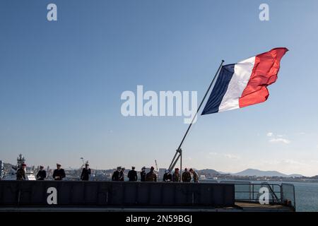 I soldati aspettano la partenza del portaerei anfibio (PHA) Dixmude. Il portaerei anfibio (PHA) Dixmude e la fregata la Fayette, della Marina francese, hanno lasciato Tolone mercoledì 8 febbraio 2023 per la missione Giovanna d’Arco 14th. Dopo una cerimonia presieduta dal generale Thierry Burkhard, Capo di Stato maggiore delle forze Armate francesi, le due navi salpano sotto il sole ma con un forte e freddo vento orientale. Foto di Laurent Coust/ABACAPRESS.COM Foto Stock