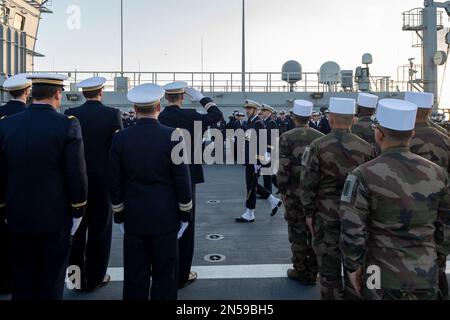 La cerimonia si svolge sul ponte di volo del portaerei anfibio (PHA) Dixmude. Il portaerei anfibio (PHA) Dixmude e la fregata la Fayette, della Marina francese, hanno lasciato Tolone mercoledì 8 febbraio 2023 per la missione Giovanna d’Arco 14th. Dopo una cerimonia presieduta dal generale Thierry Burkhard, Capo di Stato maggiore delle forze Armate francesi, le due navi salpano sotto il sole ma con un forte e freddo vento orientale. Foto di Laurent Coust/ABACAPRESS.COM Foto Stock