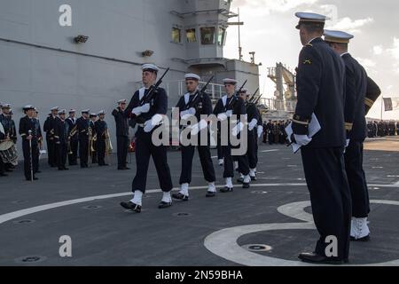 La cerimonia si svolge sul ponte di volo del portaerei anfibio (PHA) Dixmude. Il portaerei anfibio (PHA) Dixmude e la fregata la Fayette, della Marina francese, hanno lasciato Tolone mercoledì 8 febbraio 2023 per la missione Giovanna d’Arco 14th. Dopo una cerimonia presieduta dal generale Thierry Burkhard, Capo di Stato maggiore delle forze Armate francesi, le due navi salpano sotto il sole ma con un forte e freddo vento orientale. Foto di Laurent Coust/ABACAPRESS.COM Foto Stock