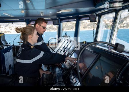 Il posto di comando del portaerei anfibio (PHA) Dixmude. Il portaerei anfibio (PHA) Dixmude e la fregata la Fayette, della Marina francese, hanno lasciato Tolone mercoledì 8 febbraio 2023 per la missione Giovanna d’Arco 14th. Dopo una cerimonia presieduta dal generale Thierry Burkhard, Capo di Stato maggiore delle forze Armate francesi, le due navi salpano sotto il sole ma con un forte e freddo vento orientale. Foto di Laurent Coust/ABACAPRESS.COM Foto Stock