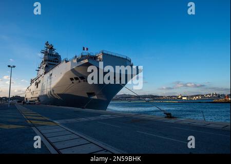 Il portaerei anfibio (PHA) Dixmude. Il portaerei anfibio (PHA) Dixmude e la fregata la Fayette, della Marina francese, hanno lasciato Tolone mercoledì 8 febbraio 2023 per la missione Giovanna d’Arco 14th. Dopo una cerimonia presieduta dal generale Thierry Burkhard, Capo di Stato maggiore delle forze Armate francesi, le due navi salpano sotto il sole ma con un forte e freddo vento orientale. Foto di Laurent Coust/ABACAPRESS.COM Foto Stock