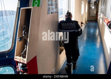 Il posto di comando del portaerei anfibio (PHA) Dixmude. Il portaerei anfibio (PHA) Dixmude e la fregata la Fayette, della Marina francese, hanno lasciato Tolone mercoledì 8 febbraio 2023 per la missione Giovanna d’Arco 14th. Dopo una cerimonia presieduta dal generale Thierry Burkhard, Capo di Stato maggiore delle forze Armate francesi, le due navi salpano sotto il sole ma con un forte e freddo vento orientale. Foto di Laurent Coust/ABACAPRESS.COM Foto Stock