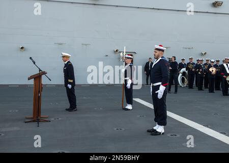 La cerimonia di halberd si svolge sulla carrier anfibia dell'elicottero (PHA) Dixmude. Il portaerei anfibio (PHA) Dixmude e la fregata la Fayette, della Marina francese, hanno lasciato Tolone mercoledì 8 febbraio 2023 per la missione Giovanna d’Arco 14th. Dopo una cerimonia presieduta dal generale Thierry Burkhard, Capo di Stato maggiore delle forze Armate francesi, le due navi salpano sotto il sole ma con un forte e freddo vento orientale. Foto di Laurent Coust/ABACAPRESS.COM Foto Stock