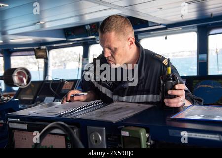 Il posto di comando del portaerei anfibio (PHA) Dixmude. Il portaerei anfibio (PHA) Dixmude e la fregata la Fayette, della Marina francese, hanno lasciato Tolone mercoledì 8 febbraio 2023 per la missione Giovanna d’Arco 14th. Dopo una cerimonia presieduta dal generale Thierry Burkhard, Capo di Stato maggiore delle forze Armate francesi, le due navi salpano sotto il sole ma con un forte e freddo vento orientale. Foto di Laurent Coust/ABACAPRESS.COM Foto Stock