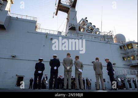 I soldati aspettano la partenza del portaerei anfibio (PHA) Dixmude. Il portaerei anfibio (PHA) Dixmude e la fregata la Fayette, della Marina francese, hanno lasciato Tolone mercoledì 8 febbraio 2023 per la missione Giovanna d’Arco 14th. Dopo una cerimonia presieduta dal generale Thierry Burkhard, Capo di Stato maggiore delle forze Armate francesi, le due navi salpano sotto il sole ma con un forte e freddo vento orientale. Foto di Laurent Coust/ABACAPRESS.COM Foto Stock