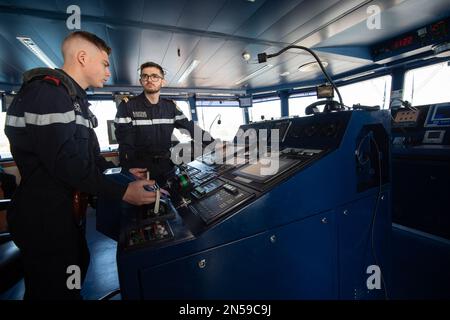 Il posto di comando del portaerei anfibio (PHA) Dixmude. Il portaerei anfibio (PHA) Dixmude e la fregata la Fayette, della Marina francese, hanno lasciato Tolone mercoledì 8 febbraio 2023 per la missione Giovanna d’Arco 14th. Dopo una cerimonia presieduta dal generale Thierry Burkhard, Capo di Stato maggiore delle forze Armate francesi, le due navi salpano sotto il sole ma con un forte e freddo vento orientale. Foto di Laurent Coust/ABACAPRESS.COM Foto Stock