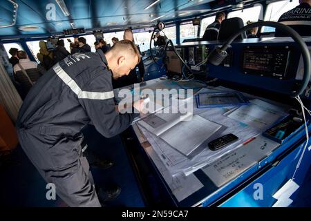 Il posto di comando del portaerei anfibio (PHA) Dixmude. Il portaerei anfibio (PHA) Dixmude e la fregata la Fayette, della Marina francese, hanno lasciato Tolone mercoledì 8 febbraio 2023 per la missione Giovanna d’Arco 14th. Dopo una cerimonia presieduta dal generale Thierry Burkhard, Capo di Stato maggiore delle forze Armate francesi, le due navi salpano sotto il sole ma con un forte e freddo vento orientale. Foto di Laurent Coust/ABACAPRESS.COM Foto Stock