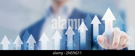 Crescita del business con l'uomo d'affari toccare la carta con le frecce verso l'alto. Aumento dei ricavi e dei profitti. Piano o strategia di successo, buona prestazione di vendita Foto Stock