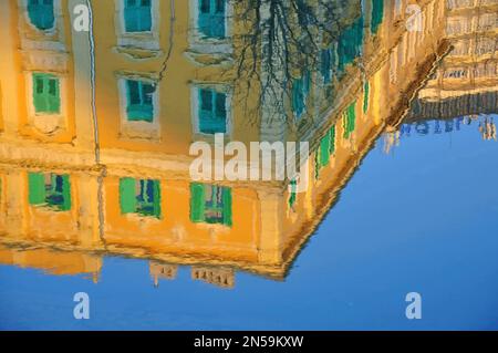 Sfocata riflessione di edificio sul canale Rijeka. Fiume Rjecina con la città riflessi sulle acque calme, barche ormeggiate nella città di Rijeka, istriano Foto Stock