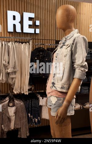 RE Woolworths Denim premium, Table Bay Mall Foto Stock