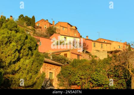 Case famose color ocra del villaggio di Roussillon nella campagna della Provenza, Francia Foto Stock