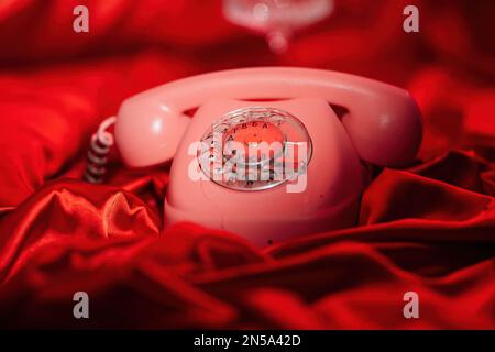 Stravagante camera da letto di lusso interni con amore glamur decorazione a San Valentino in studio. Palloncini a forma di cuore e a specchio illuminato romanti Foto Stock