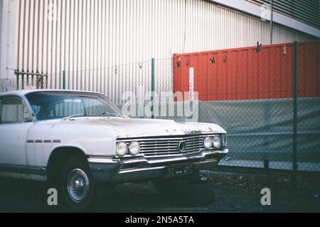 Una foto vintage di un vecchio e rotto Buick. L'auto è retrò e si trova in un cortile. L'oldtimer è classico americano. La sua verticale. Foto Stock