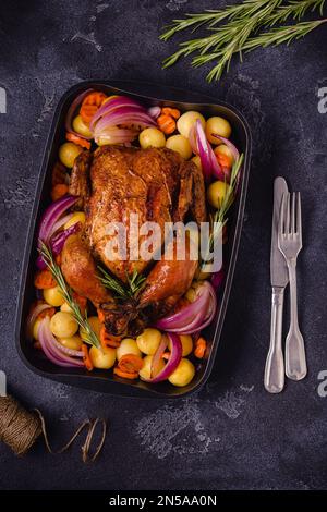 Pollo al forno intero con verdure, vista dall'alto. Foto Stock