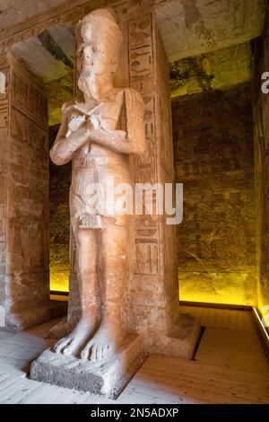 Abu Simbel, Egitto; 12 febbraio 2023 - una vista interna del grande tempio di Abu Simbel, Egitto. Foto Stock