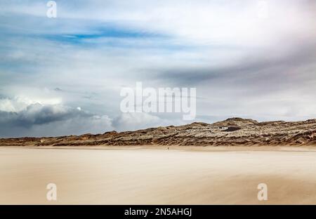 Freddo gelido, molto ventoso giorno di marzo durante Lockdown. Le dune di sabbia e la spiaggia di Mexican Towans Beach nella Cornovaglia settentrionale Foto Stock