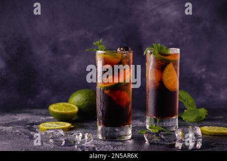 Rum e Cola cocktail Cuba Libre con calce e ghiaccio Foto Stock