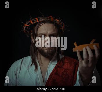 Gesù Cristo indossando una corona di spine e bianco chitone toga mantello cape himation sofferenza per l'umanità peccati in ritratto artistico Foto Stock