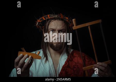 Gesù Cristo indossando una corona di spine e bianco chitone toga mantello cape himation sofferenza per l'umanità peccati in ritratto artistico Foto Stock