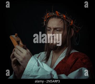 Gesù Cristo indossando una corona di spine e bianco chitone toga mantello cape himation sofferenza per l'umanità peccati in ritratto artistico Foto Stock