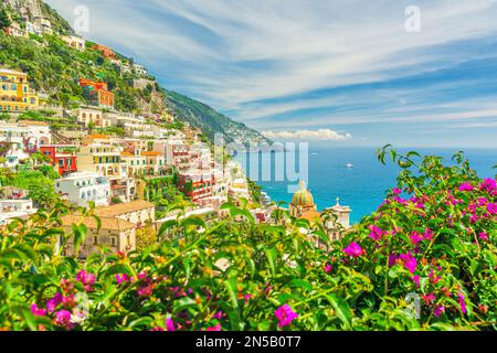 Vista sulla città di Positano con fiori sulla Costiera Amalfitana in Campania. Popolare località estiva e meta turistica Foto Stock