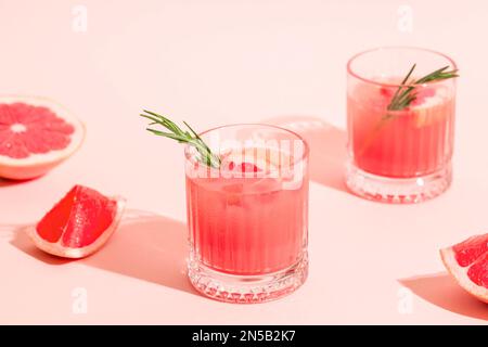 Limonata fredda/cocktail di succo di pompelmo fresco, alcool e cubetti di ghiaccio. Foto Stock