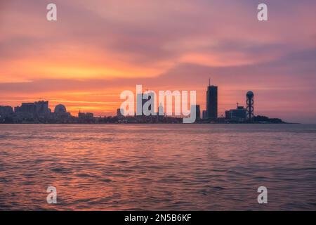 Splendido skyline della città di Batumi e mare con sagome di grattacieli al tramonto ad Adjara, Georgia. Destinazione del viaggio Foto Stock