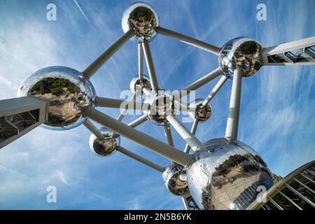 Edificio in metallo Atomium a Bruxelles, Belgio. Elementi di architettura moderna Foto Stock