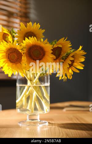 Bouquet di bellissimi girasoli sul tavolo in camera Foto Stock