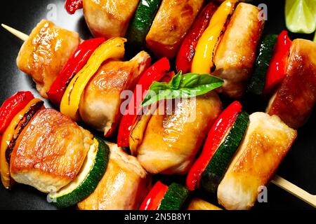 Deliziosi kebab di pollo shish con verdure sul piatto, primo piano Foto Stock