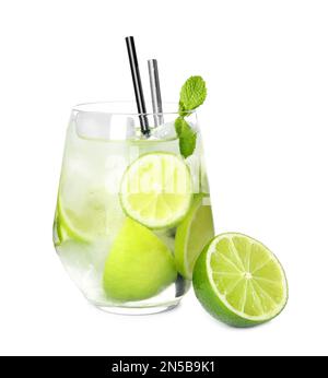 Bicchiere di delizioso mojito e lime su sfondo bianco Foto Stock