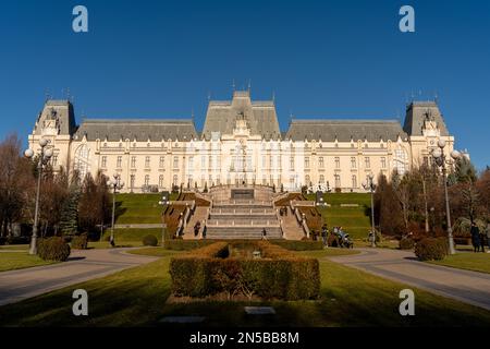 Palazzo della Cultura, Iasi, Romania, 21 gennaio 2023. Vista sul retro del Palazzo della Cultura (Palatul Culturii) in una giornata di sole Foto Stock