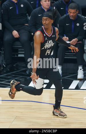 Los Angeles, Stati Uniti. 08th Feb, 2023. Terance Mann of Los Angeles Clippers visto durante la partita di basket NBA tra Clippers e Mavericks alla Crypto.com Arena. Punteggio finale; Clippers 104:110 Mavericks. (Foto di Ringo Chiu/SOPA Images/Sipa USA) Credit: Sipa USA/Alamy Live News Foto Stock