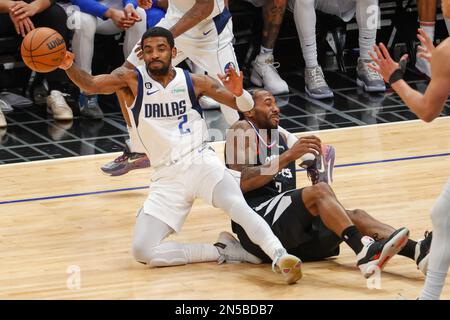 Los Angeles, Stati Uniti. 08th Feb, 2023. Kyrie Irving (L) di Dallas Mavericks in azione durante la partita di basket NBA tra Clippers e Mavericks alla Crypto.com Arena. Punteggio finale; Clippers 104:110 Mavericks. (Foto di Ringo Chiu/SOPA Images/Sipa USA) Credit: Sipa USA/Alamy Live News Foto Stock