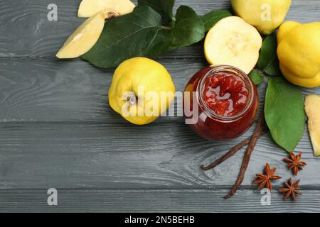 Deliziosa marmellata di mele cotogne e frutta su un tavolo di legno grigio, vista dall'alto. Spazio per il testo Foto Stock