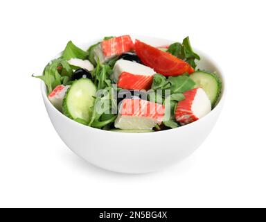 Gustosa insalata di bastone di granchio in una ciotola isolata su bianco Foto Stock