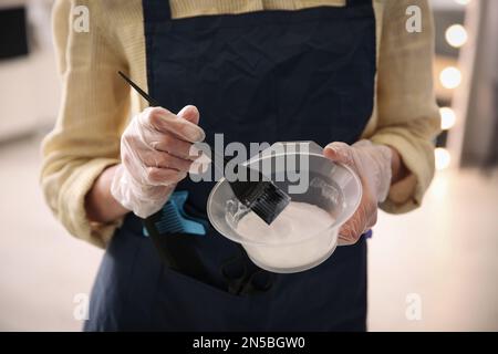 Ciotola professionale per parrucchieri con tintura per capelli in salone di bellezza, primo piano Foto Stock