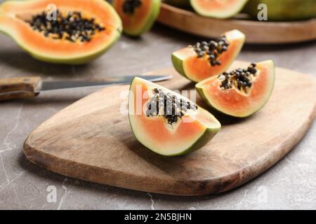 Papaya tagliata fresca su tavolo grigio. Frutta esotica Foto Stock