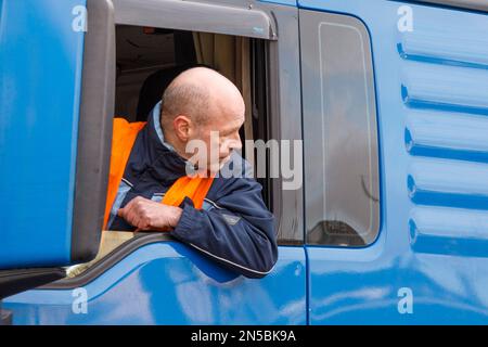 Conducente professionista durante le manovre, le manovre in retromarcia e il trasporto su lunghe distanze Foto Stock