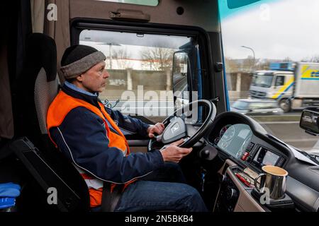 Autista professionale a lunga distanza sull'Autobahn Foto Stock