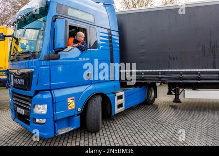 Conducente professionista durante le manovre, le manovre in retromarcia e il trasporto su lunghe distanze Foto Stock