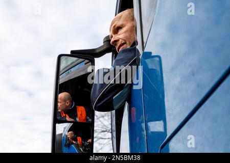 Conducente professionista durante le manovre, le manovre in retromarcia e il trasporto su lunghe distanze Foto Stock