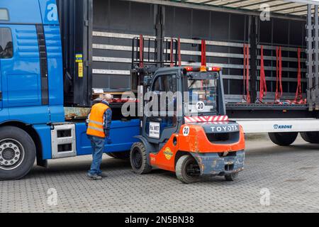 Trasporto merci, autisti professionisti nella zona di carico, carico e scarico del carrello Foto Stock