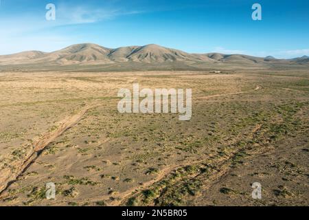 Semi-deserto Laderas de la Manta e montagne vulcaniche, vista aerea, Isole Canarie, Fuerteventura, El Cotillo, El Cotillo Foto Stock