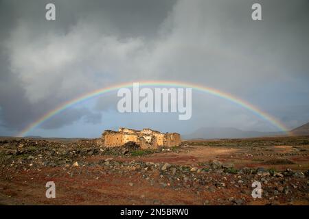 arcobaleno su finca fatiscente nel semi-deserto, Isole Canarie, Lanzarote, Guatiza Foto Stock
